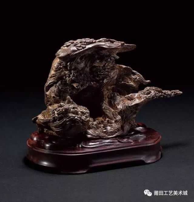 2990年的回声人物图片 机械表)与全息投影交织