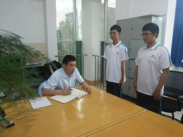 明星绯闻大爆料 二是娱乐行业从业者