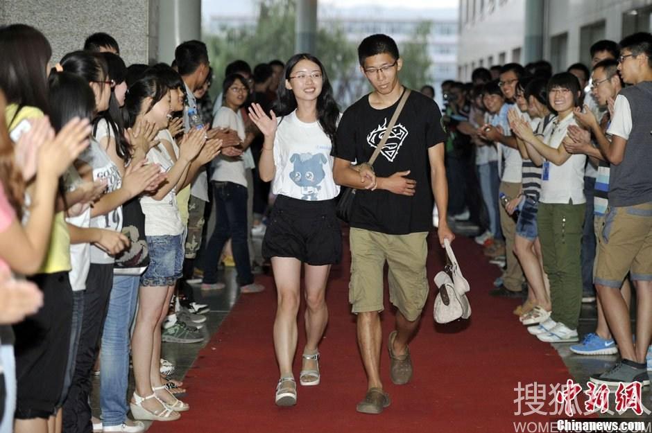 头等舱的秀色服务下拉观看