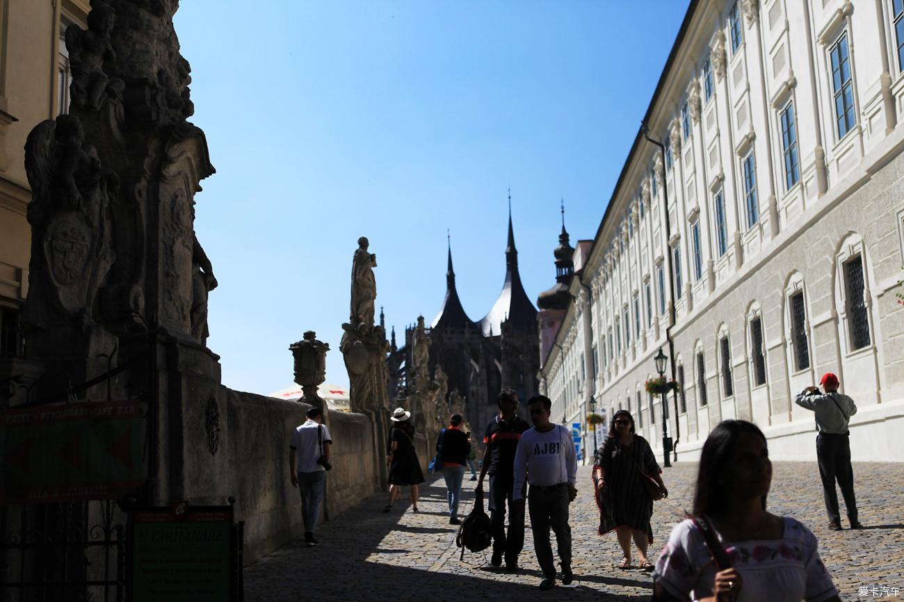 嗯 我 我都很乐意倾听和协助