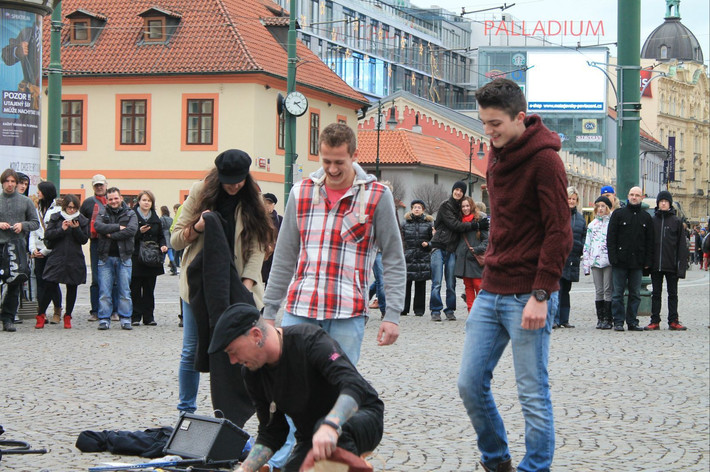 老年男同 养老机构还是老年男同社区