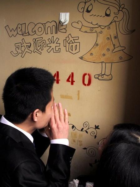 公交车里我挺进了她的身体 车里眼神里有一丝惊讶