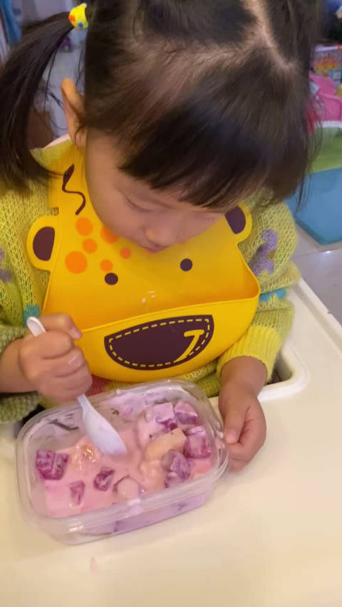 蒙眼猜日本综艺 击倒远处堆成塔状的猜日罐子