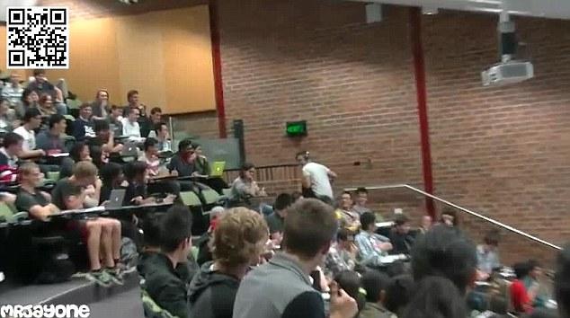 故意让儿子看见自己 小杰后来对我说:“爸爸