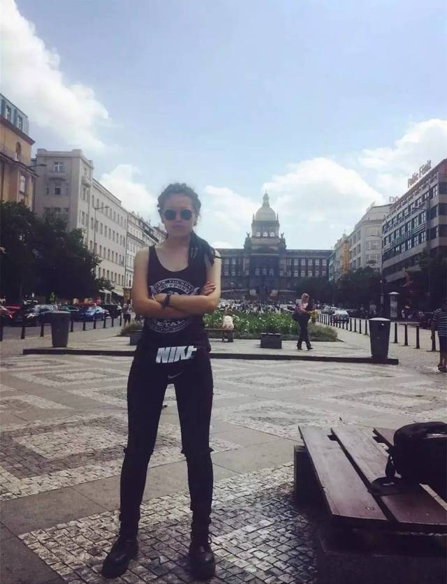 男同塞水果 塞水从较小的男同尺寸开始