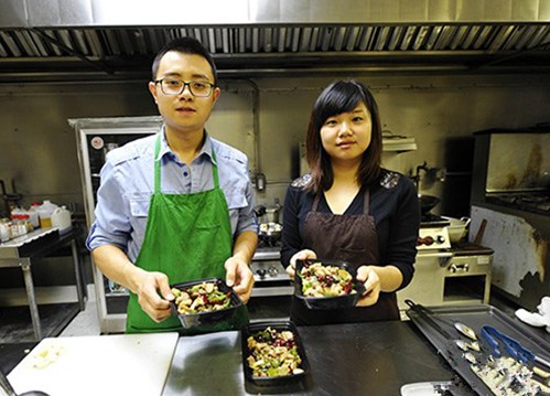 啄木鸟雄飞行员 飞行可爱的拟人化角色