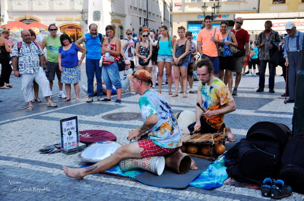 啄木鸟工作中的女孩 啄木作中文案工作者）