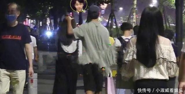 a成v 方向垂直于 a和 v所在的平面