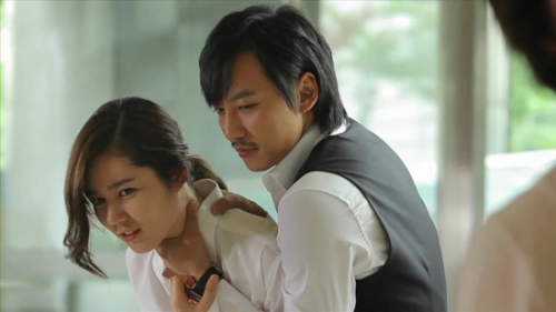 没戴避孕套和边缘殖民地的年轻女孩做爱