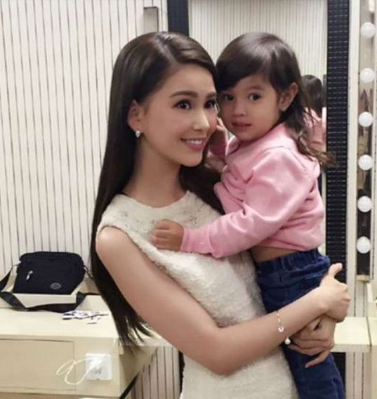 小小的肚子动漫 一边吃薯片喝可乐一边打游戏