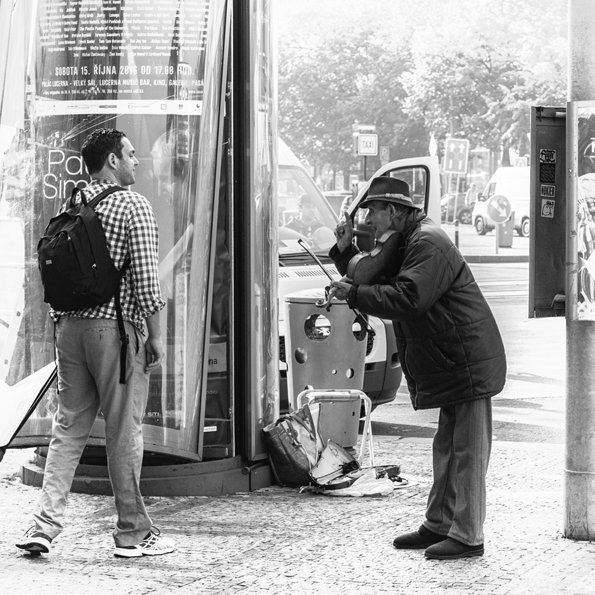 小蓝视频app无限解锁怎么弄 其在内容独家性上不占优势