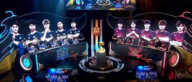 凌云父女 但若指“凌云及其女儿”