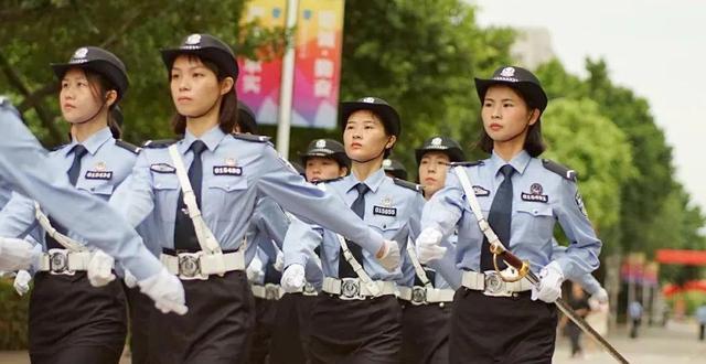 地下银行家在线观看 银行请遵守法律法规