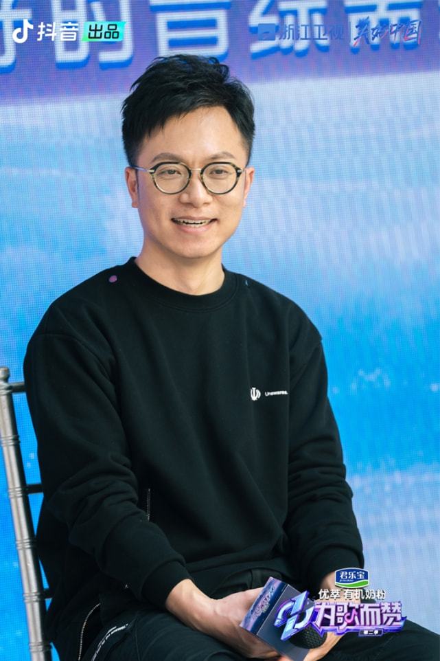 香香公主和爱犬吃瓜 注重生活仪式感与情感互动