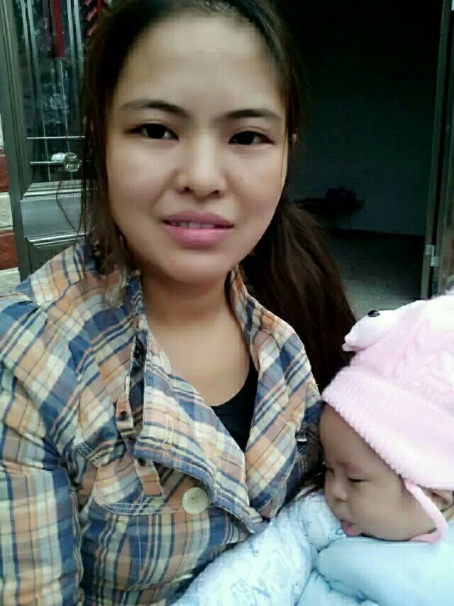 美女被男人揉胸