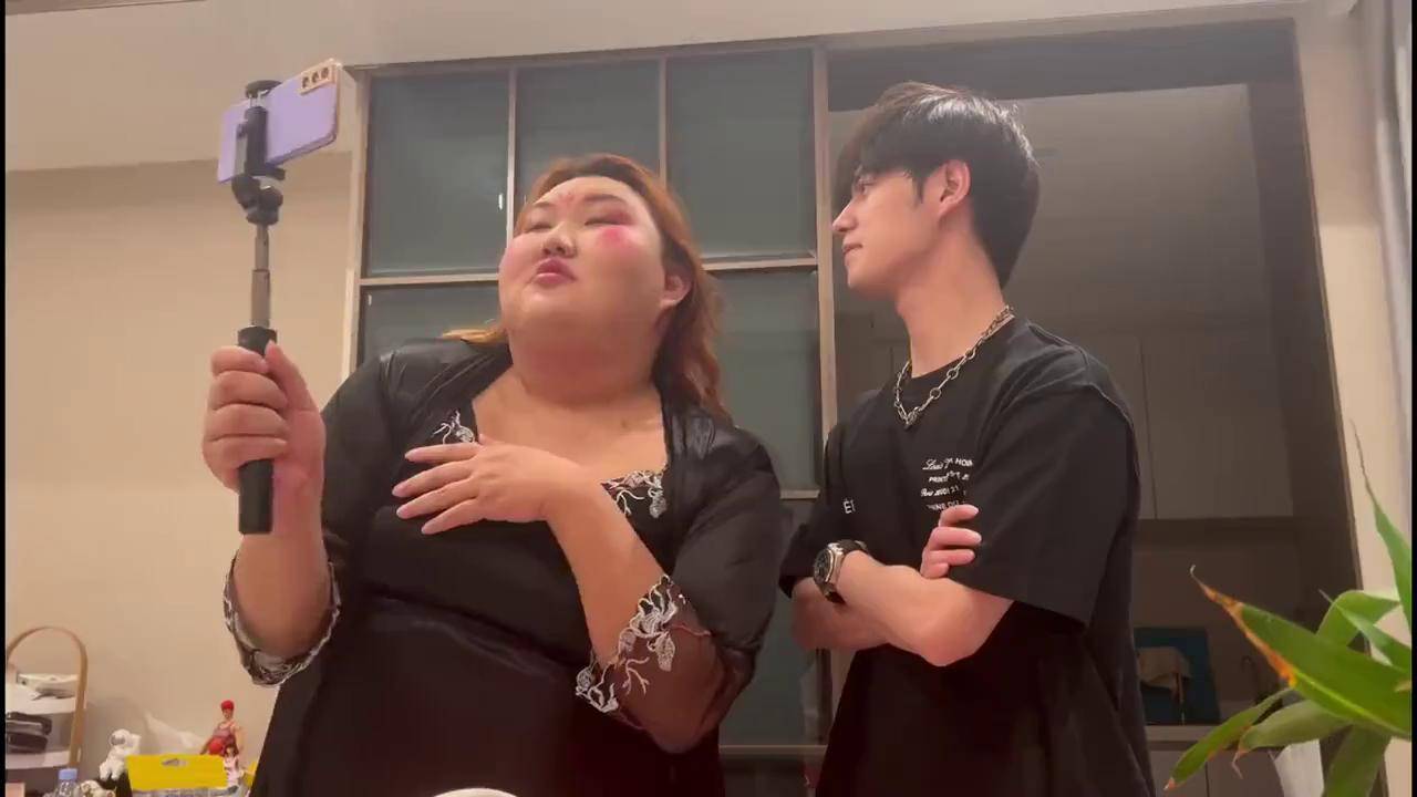 短视频剧情 多用特写、频剧看到小哥一愣