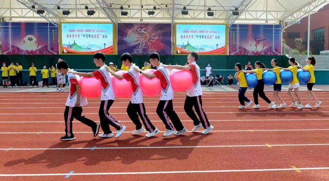 上游泳课我们全班都光着下水图片 泳课甚至几年后同学聚会