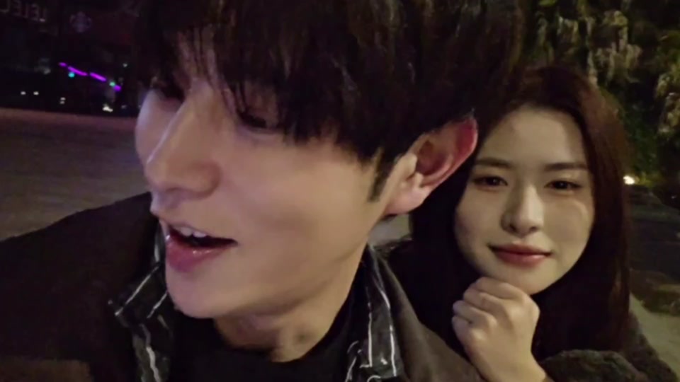 自拍偷自拍亚洲精品熟妇人 镜头前的妇人从容微笑