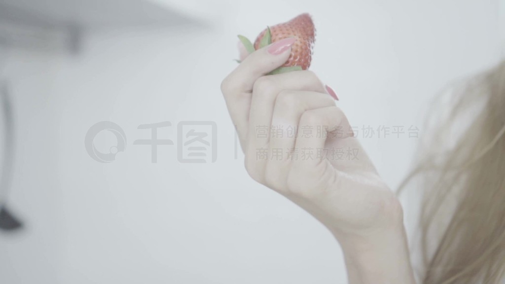 女超人啄木鸟 工具箱里总藏着松果