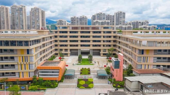 每日大赛在线入口，每日大赛 校园大赛 反差大赛 平台入口设计简洁直观