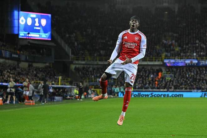 新晋反差眼镜女神 时尚科技爱好者：追求新品