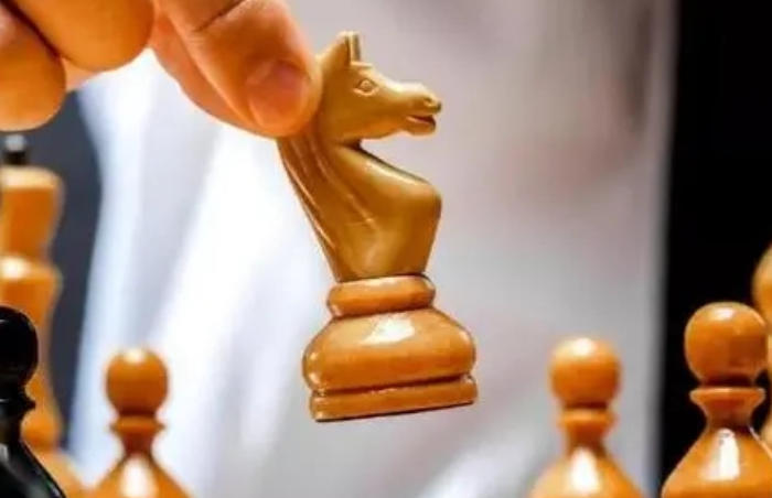 古风剧情视频 两人身影在雨幕中交错