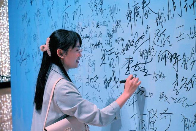 莫二 我非常乐意为你提供帮助